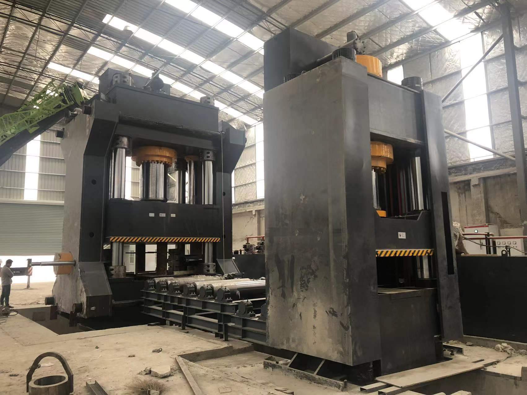 1200噸2500噸四柱液壓機(jī)客戶現(xiàn)場(chǎng)