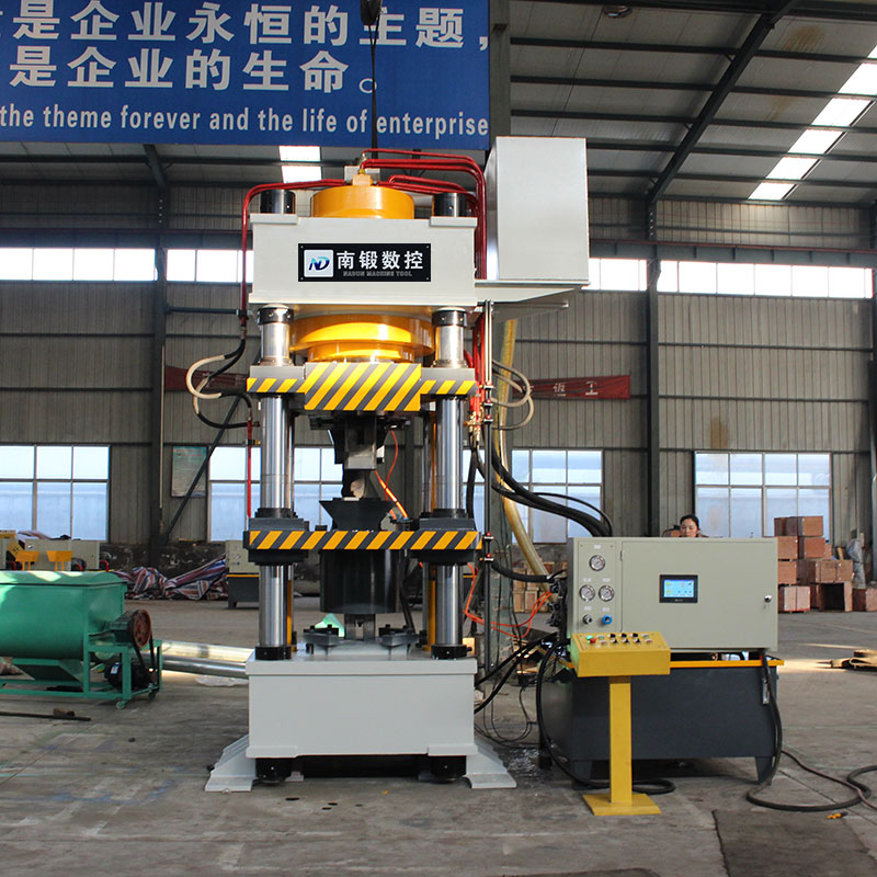 400噸牛羊舔磚液壓機客戶現場