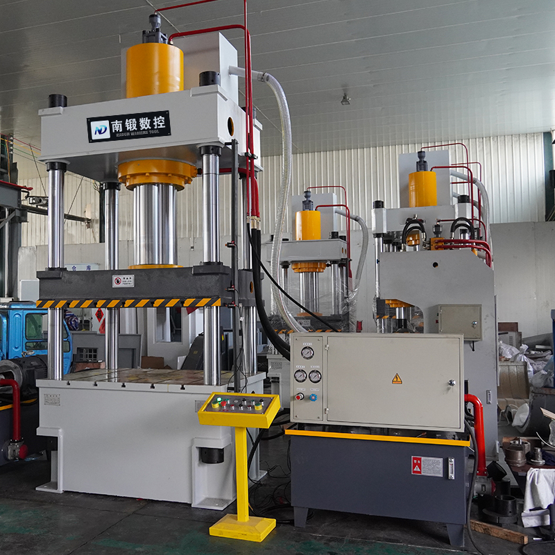 315噸四柱油壓機(jī)試機(jī)