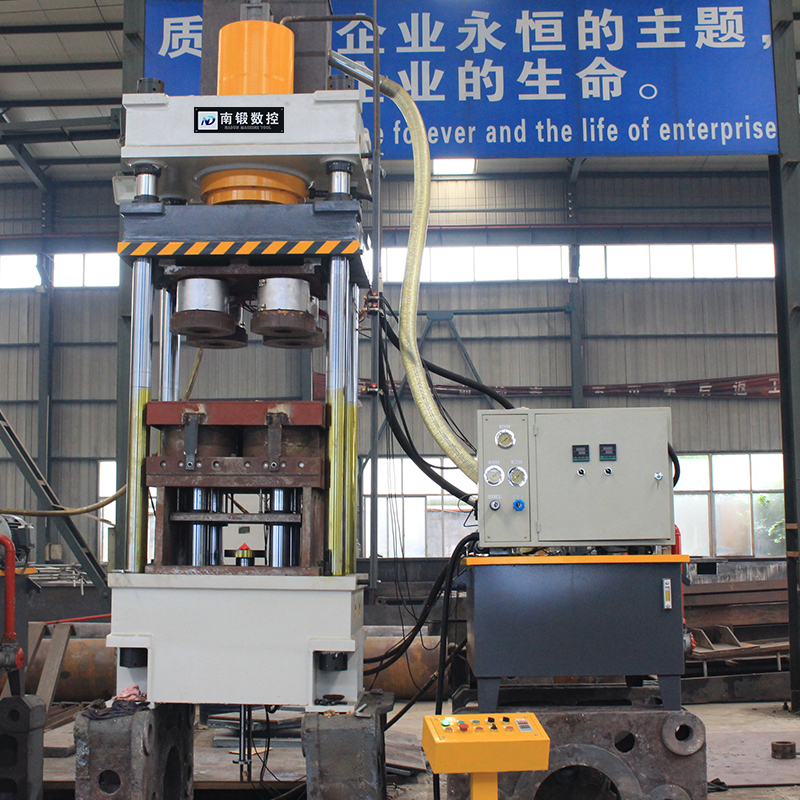 滕州廠家200噸碳化硅坩堝成型液壓機200t石英石匣缽石墨坩堝成型四柱油壓機