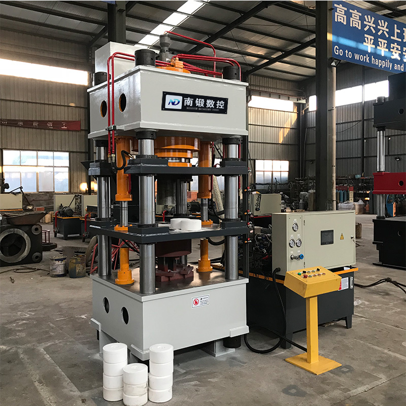 315噸鹽磚機(jī)牛羊舔磚液壓機(jī)粉末成型壓力機(jī)四柱油壓機(jī)滕州