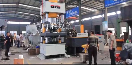 鹽磚機(jī)一出二牛羊舔磚液壓機(jī)試機(jī)視頻