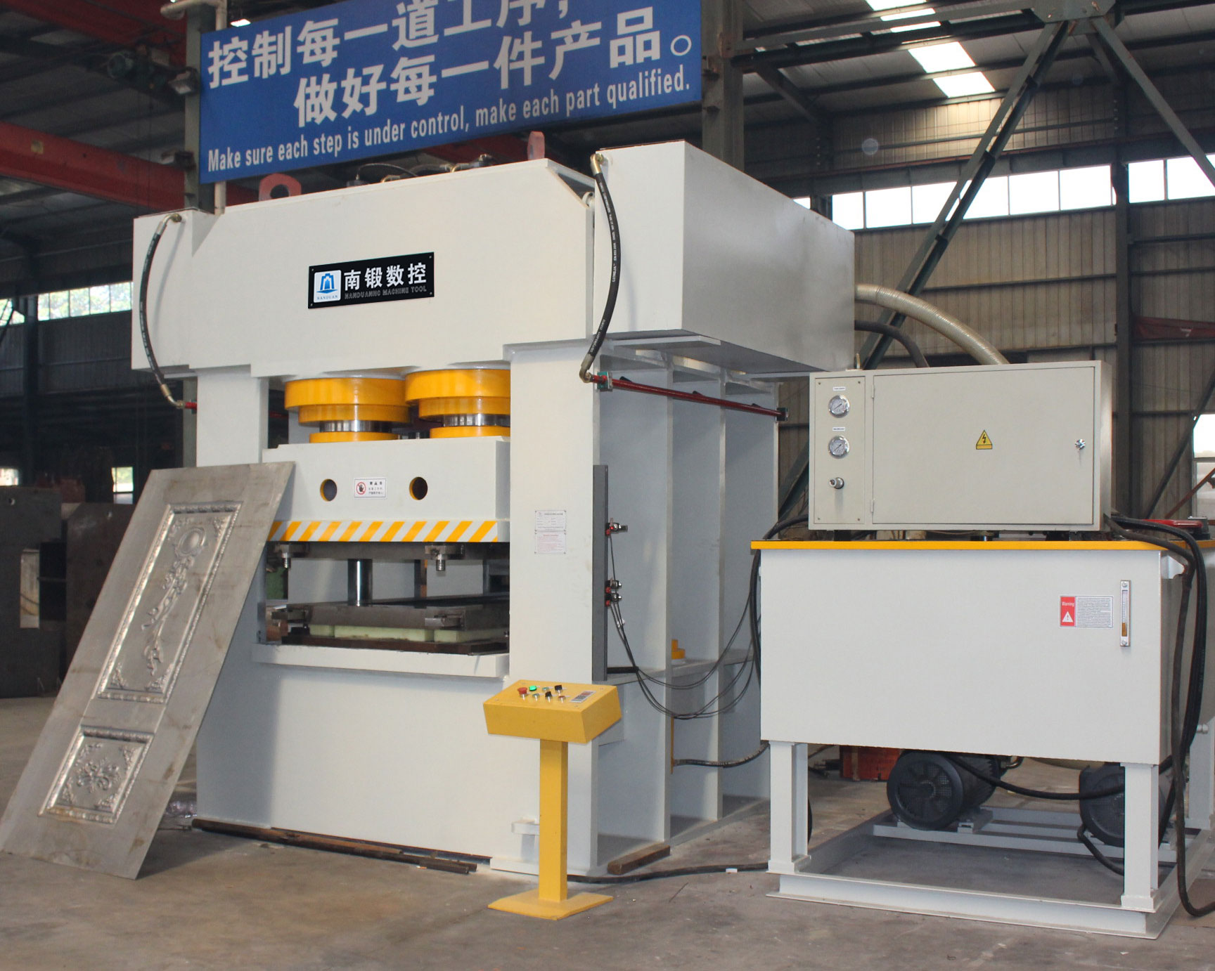 2500噸框式油壓機(jī)大型門面壓花機(jī)