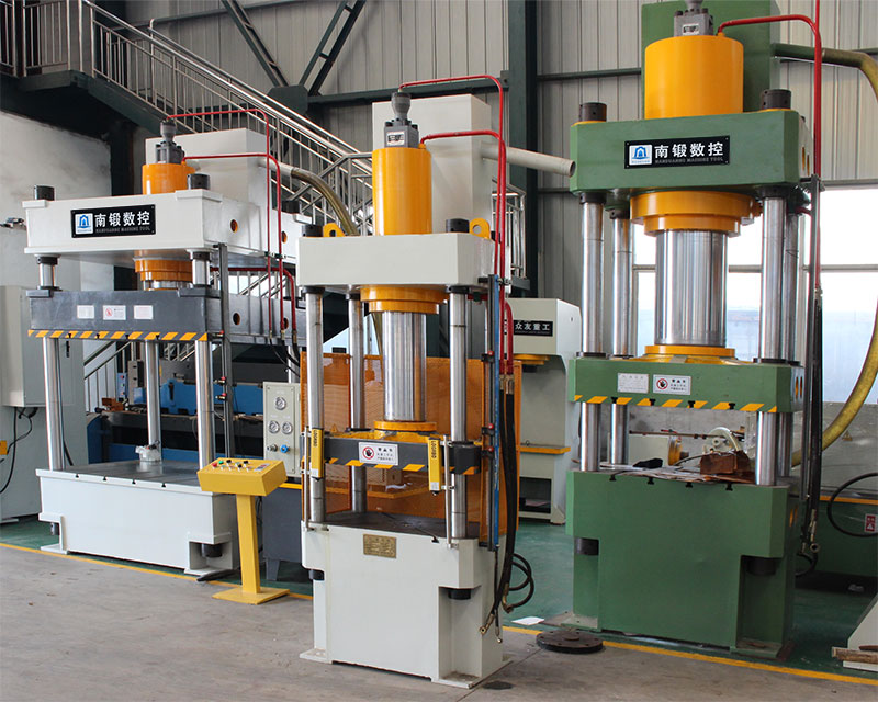 安全防護(hù)裝置對(duì)四柱油壓機(jī)來說是必須安裝的嗎？