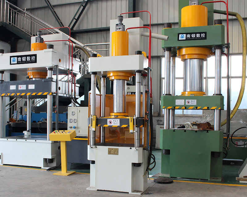 當(dāng)四柱油壓機(jī)遇到滑車時該怎么辦呢？