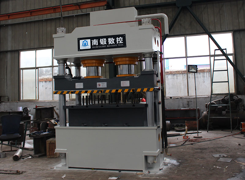 四柱油壓機的產品的導向結構