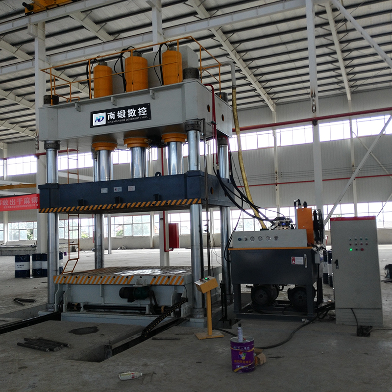 800噸三缸三梁四柱壓力機(jī)帶移動(dòng)工作臺液壓機(jī)壓汽車配件油壓機(jī)