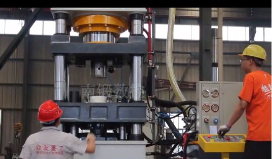 315噸牛羊舔磚液壓機5公斤鹽磚機試機視頻