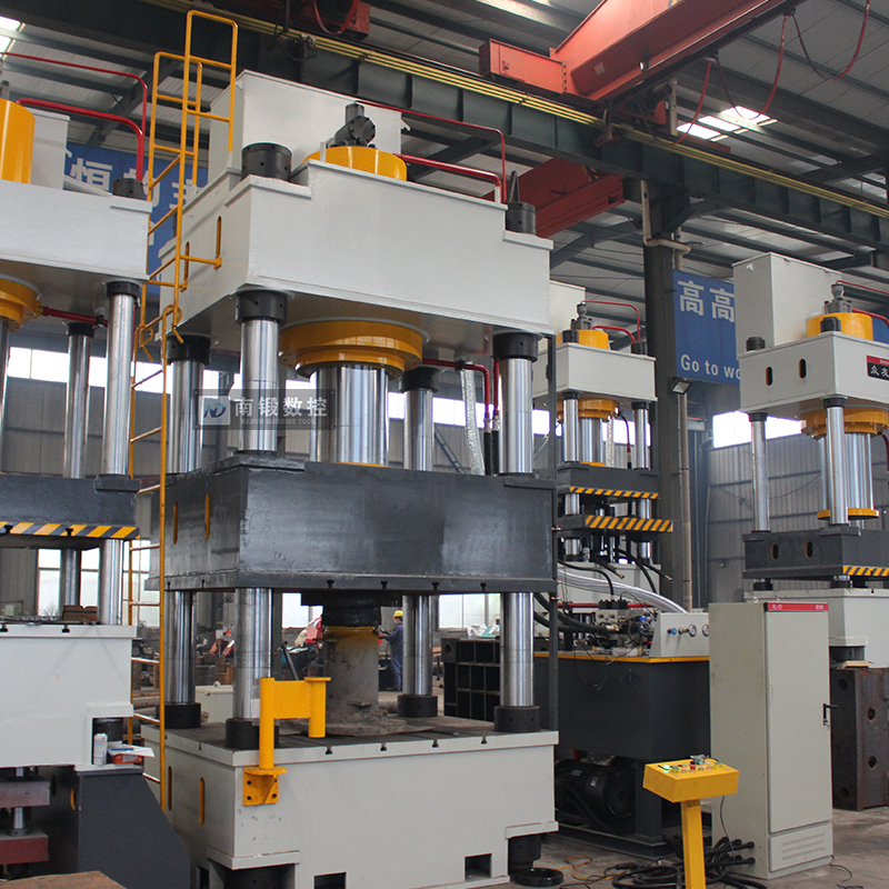 630噸油壓機(jī)三梁四柱液壓機(jī)定制壓力機(jī)